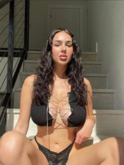 אני בחורה בשיא הגיל, יודעת בדיוק מה אני רוצה ומה мужчина זקוק לו. חכמה, מקסימה ואלגנטית. מישהי שמבינה את נפש הגבר ומוכנה להציע חוויה מיוחדת ומקורית, בלי התחייבויות.